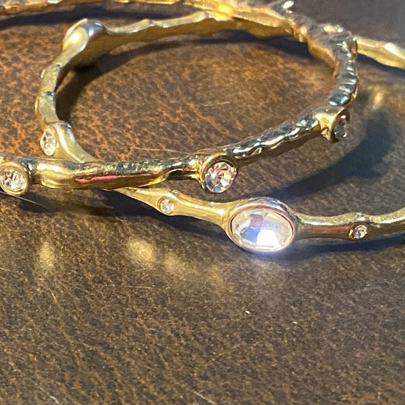 Vintage pair thin gold bangle bracelets, textured finish w/ABS crystals - Picture 8 of 9